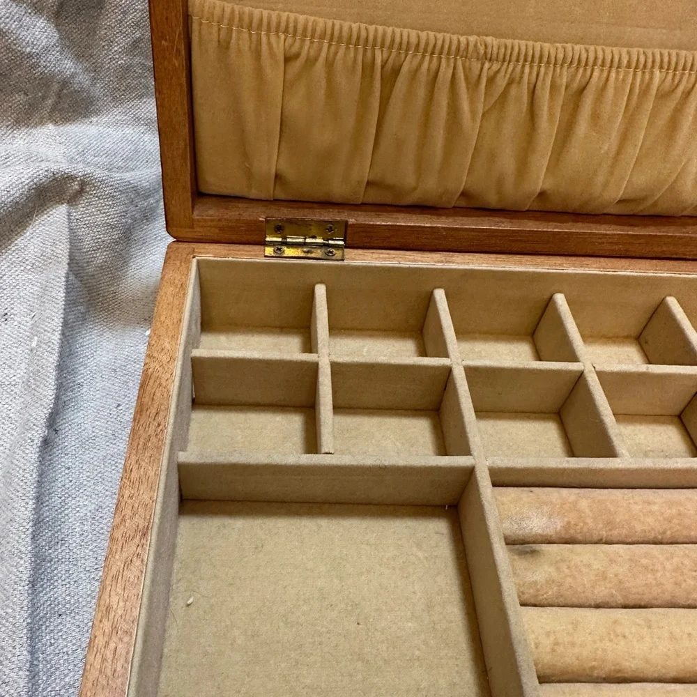 Vintage Centurion jewelry box - Picture 3 of 9
